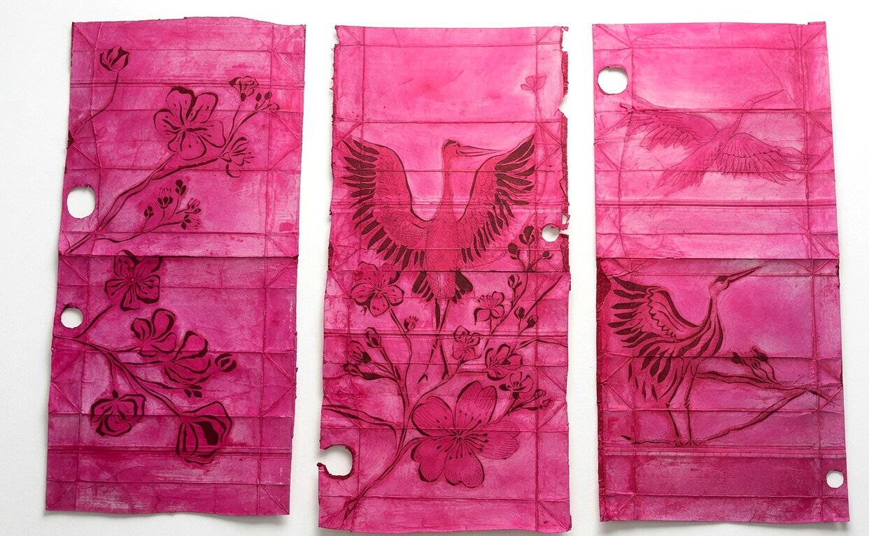 Las matrices: tríptico de grullas y flores de cerezo en tinta magenta sobre papel