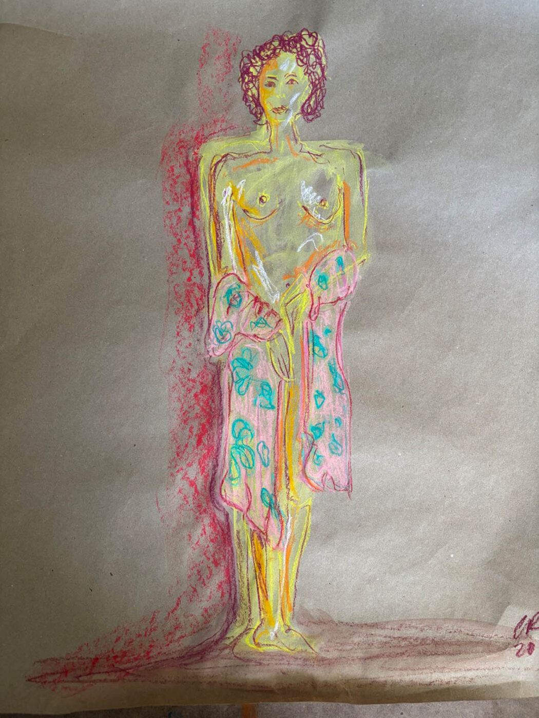 Figura con pashmina rosa sobre papel kraft