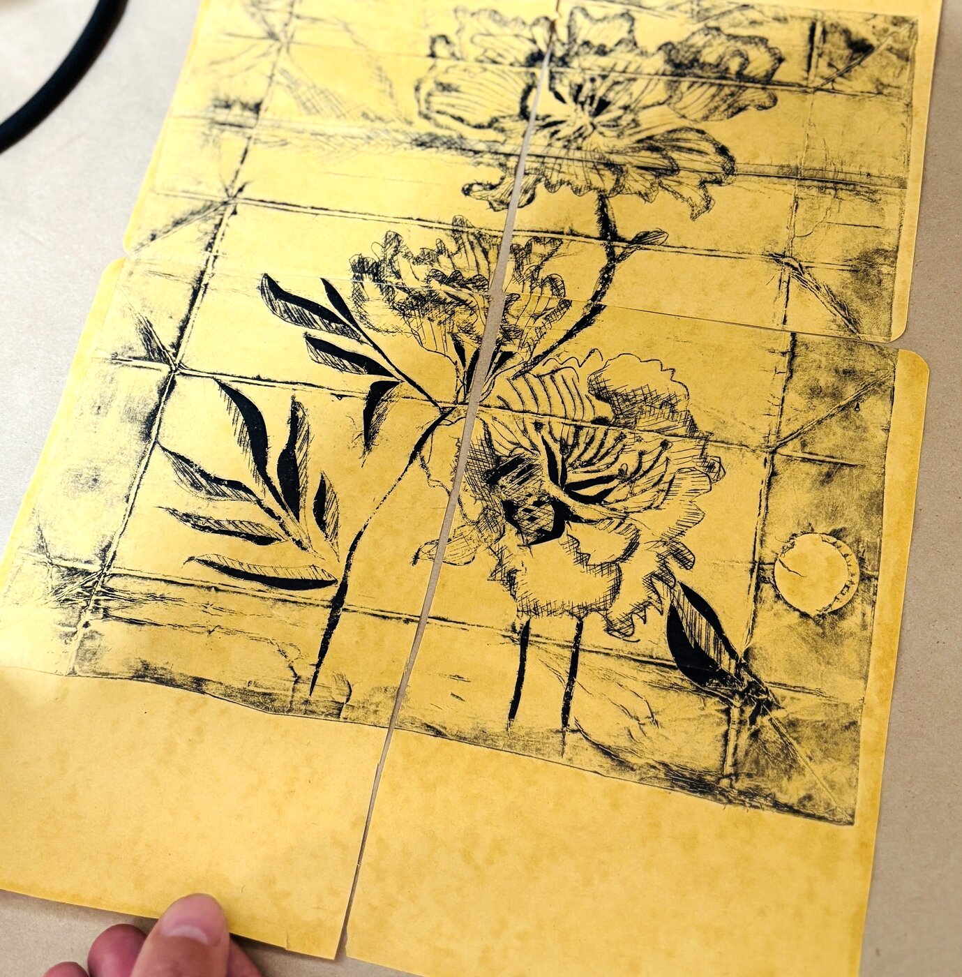 Piezas amarillas: grabado en dos hojas sobre papel amarillo