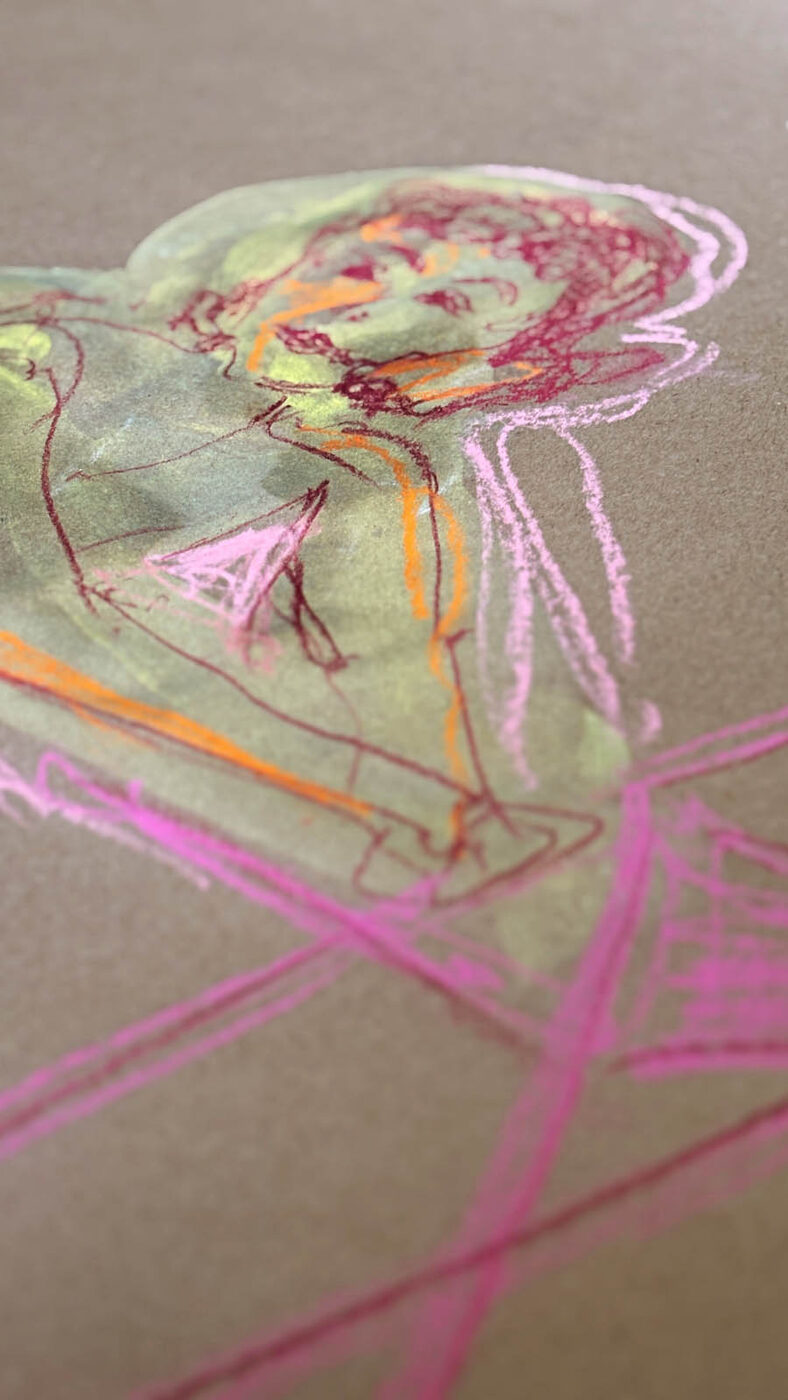 Rostro en pastel verde, magenta y naranja sobre papel kraft