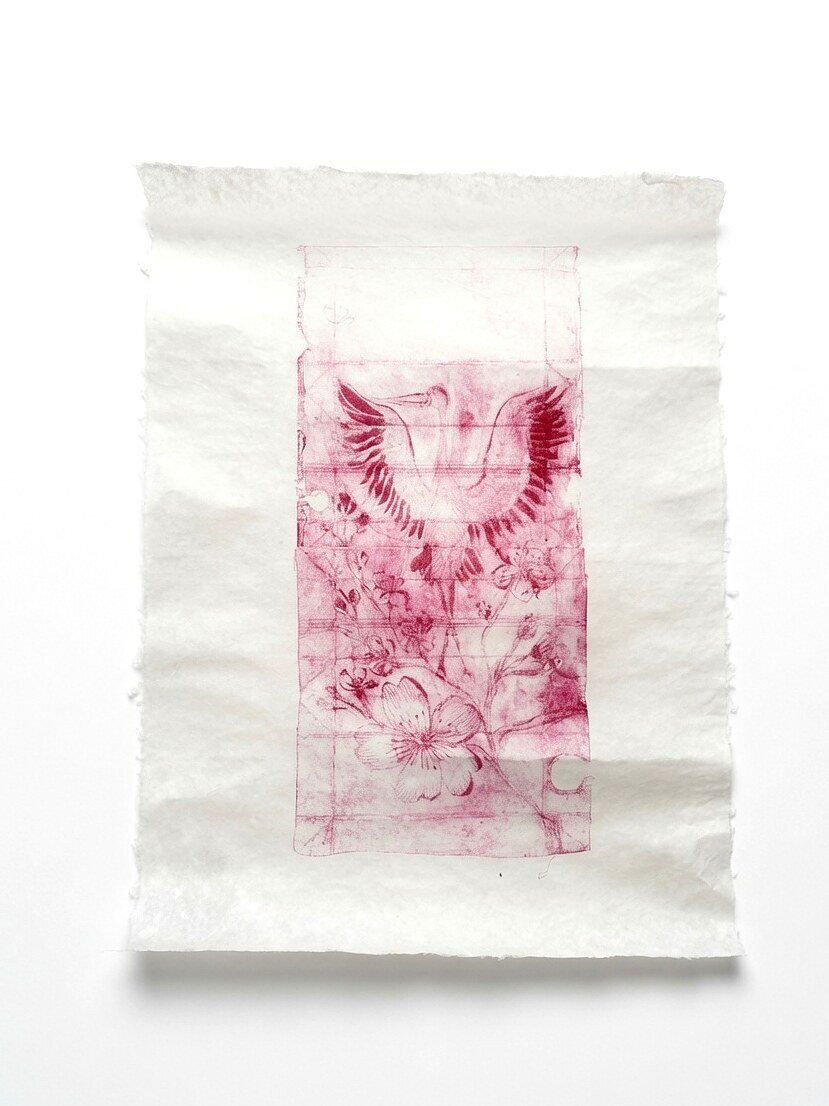 Ave de poder: grabado de grulla y flores de cerezo en tinta magenta sobre papel hecho a mano