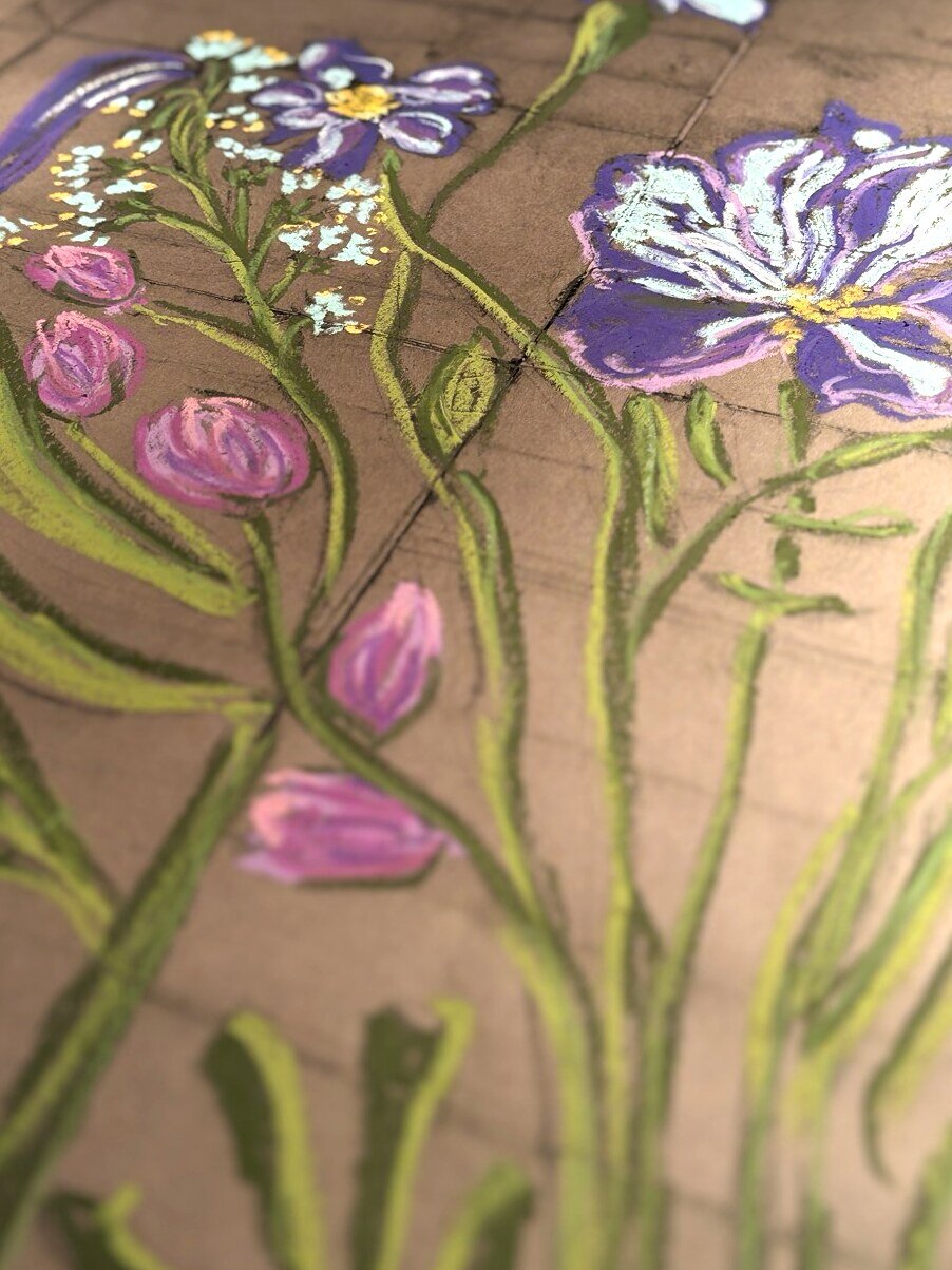 Primer florecimiento: grabado con tinta litográfica, pastel y óleo pastel, primer plano violeta y verde