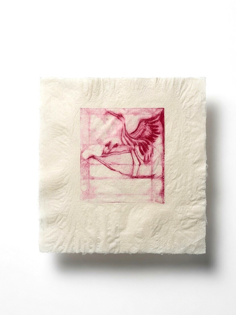 Cartografía de vuelo: grabado de grulla en tinta magenta sobre papel hecho a mano